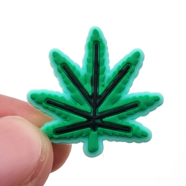 Hot 1pcs green leaf PVC Shoe Charms Funny DIY Weed Shoe Aceessories Fit croc Sandals Decorations Unisex adult X-mas Gifts jibz