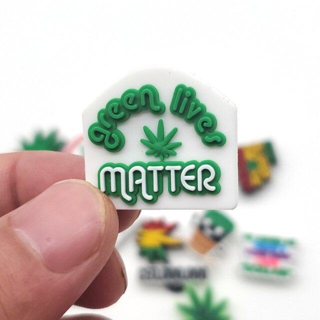 Hot 1pcs green leaf PVC Shoe Charms Funny DIY Weed Shoe Aceessories Fit croc Sandals Decorations Unisex adult X-mas Gifts jibz