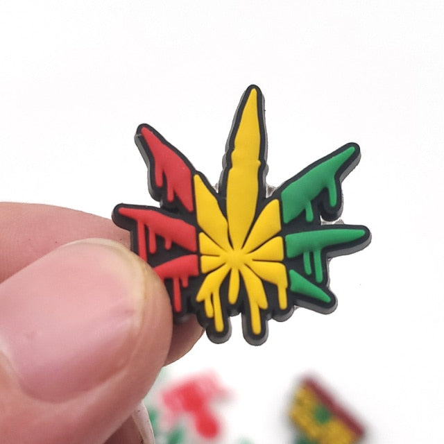 Hot 1pcs green leaf PVC Shoe Charms Funny DIY Weed Shoe Aceessories Fit croc Sandals Decorations Unisex adult X-mas Gifts jibz