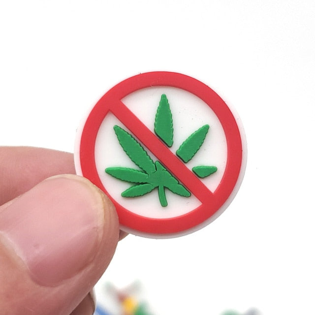 Hot 1pcs green leaf PVC Shoe Charms Funny DIY Weed Shoe Aceessories Fit croc Sandals Decorations Unisex adult X-mas Gifts jibz
