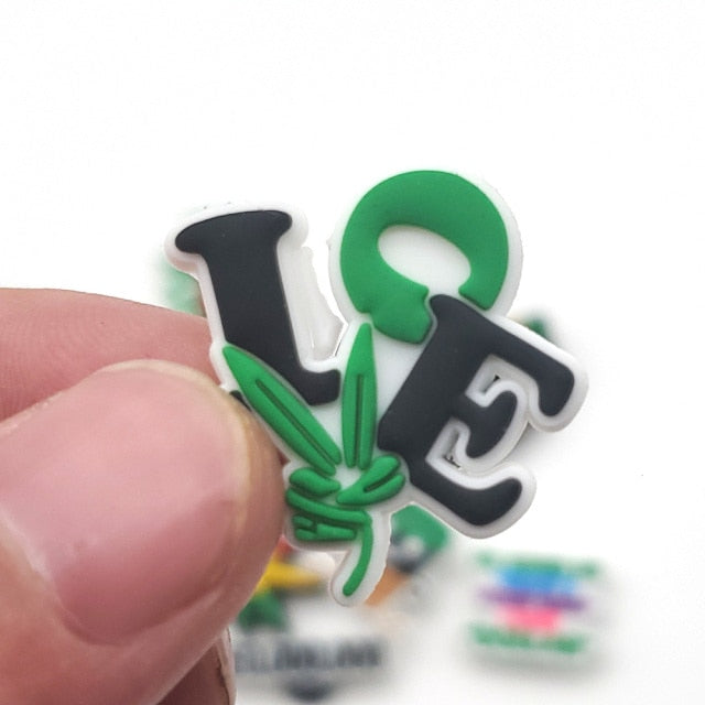 Hot 1pcs green leaf PVC Shoe Charms Funny DIY Weed Shoe Aceessories Fit croc Sandals Decorations Unisex adult X-mas Gifts jibz